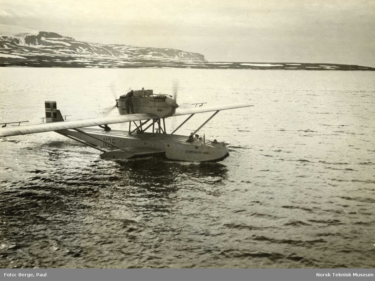 Roald Amundsens Dornier Wal flybåt "N25" i "Brennevinsbukta", Kings Bay : flyet hadde to Rolls Royce Eagle IX veskekjølte V-12 motorer i tandem, hver på 360 hk