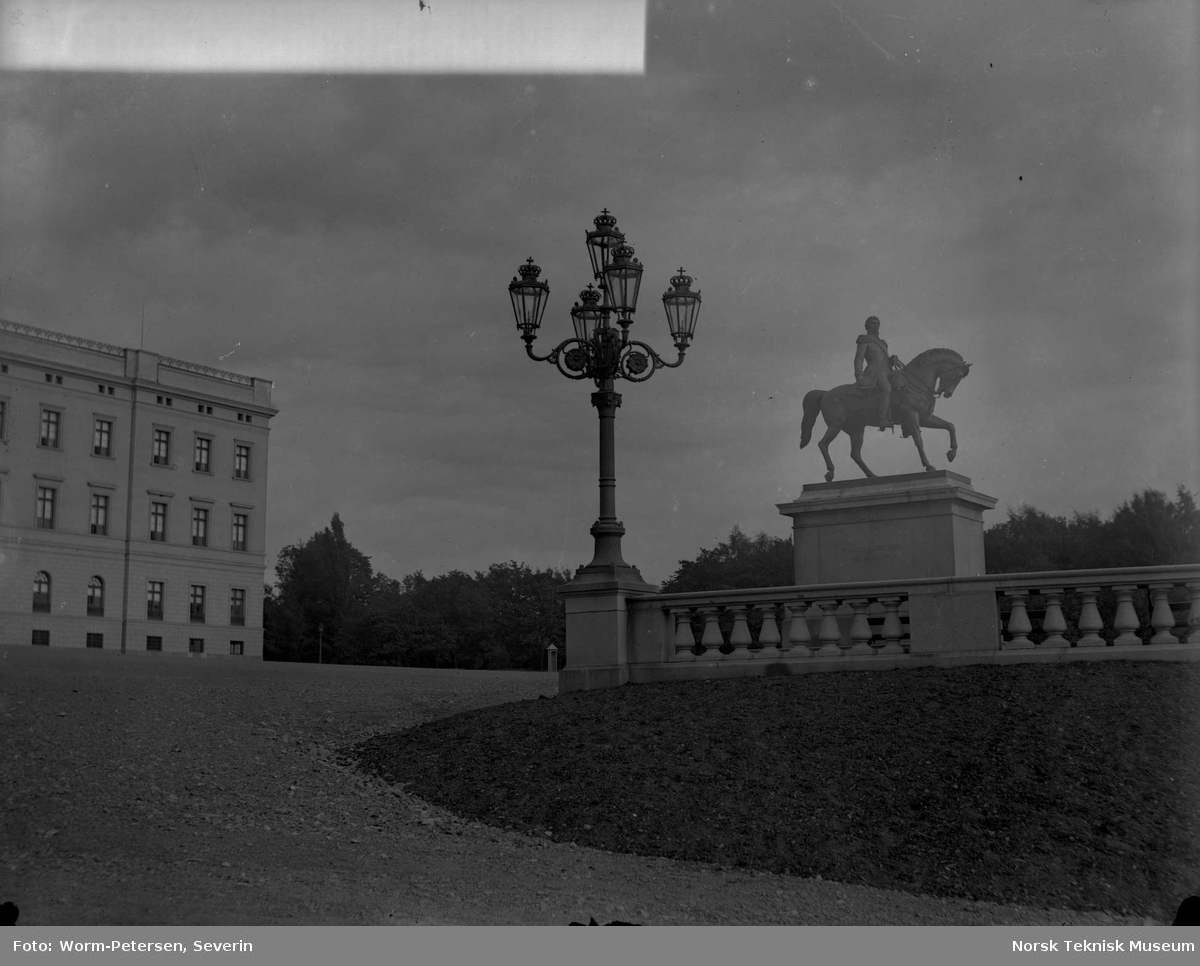 Slottsplassen med statuen av Karl Johan