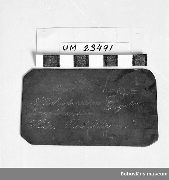 471 Tillverkningstid 1900-1950
594 Landskap BOHUSLÄN

Troligen ursprungligen tryckplatta för visitkort. Här använd som prov
och övning vid gravering av inskriptionen.