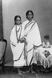 To kristne jenter fra Santalistan, India.