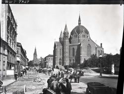 Legging av trikkeskinner i Akersgata i 1899. Bildet er tatt 