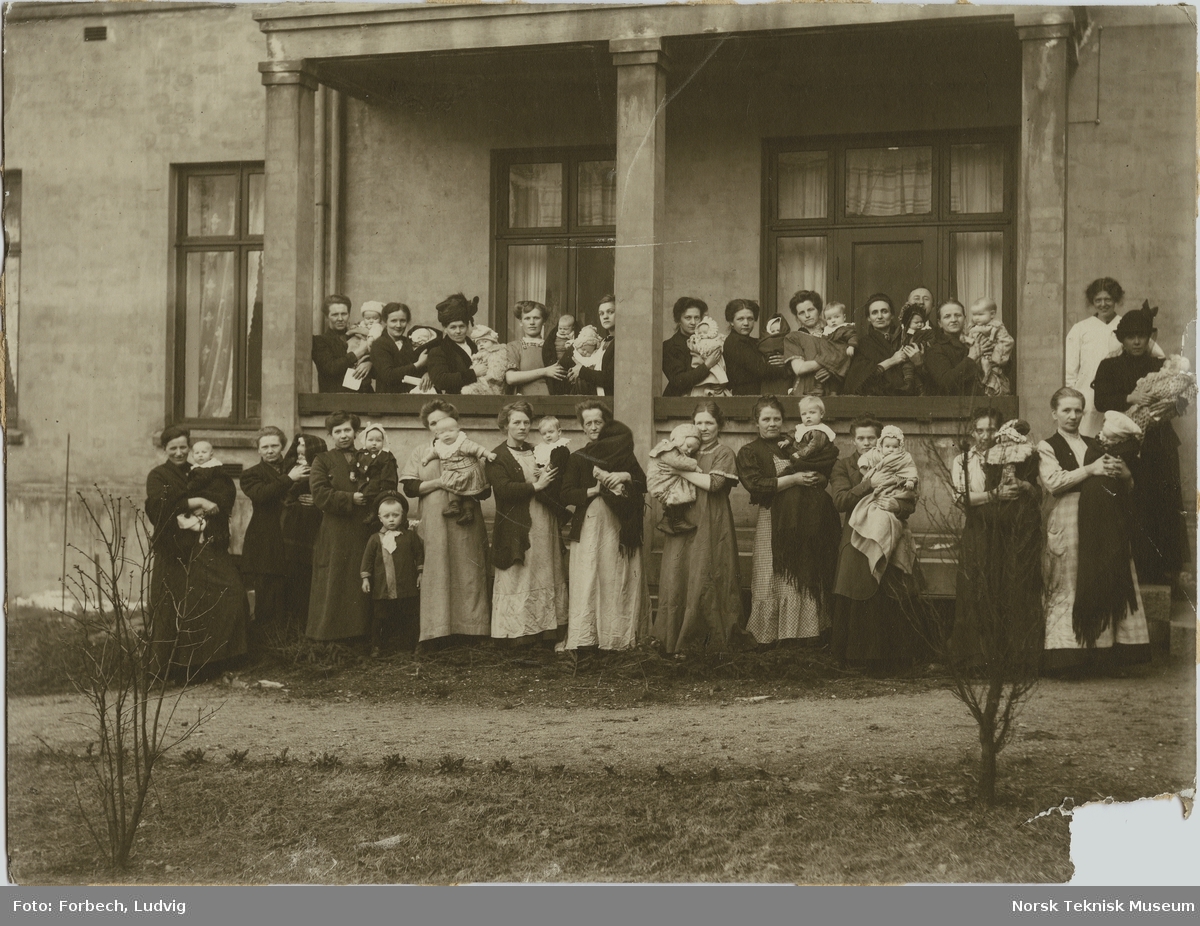 Mødre med spebarn på Tøiens barnepleiestasjon 1914.