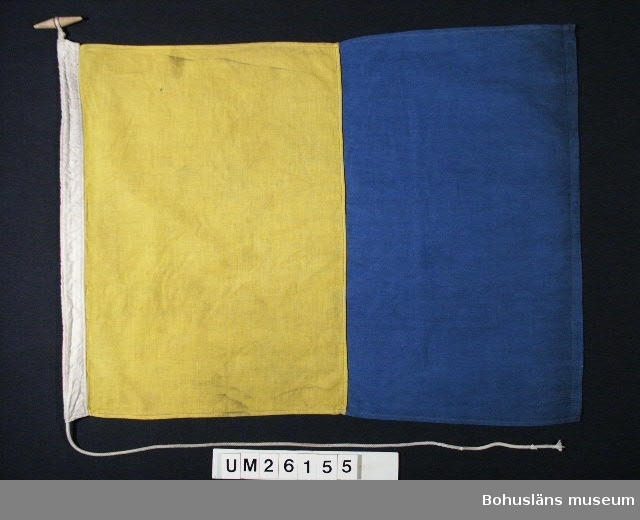 Två vertikala fält, inre gult, yttre blått. 
Betyder: "Jag önskar upprätta förbindelse med er". 
Ena flaggan mindre mått än här uppgivna.
Användning se UM026139

Personuppgifter se UM026024