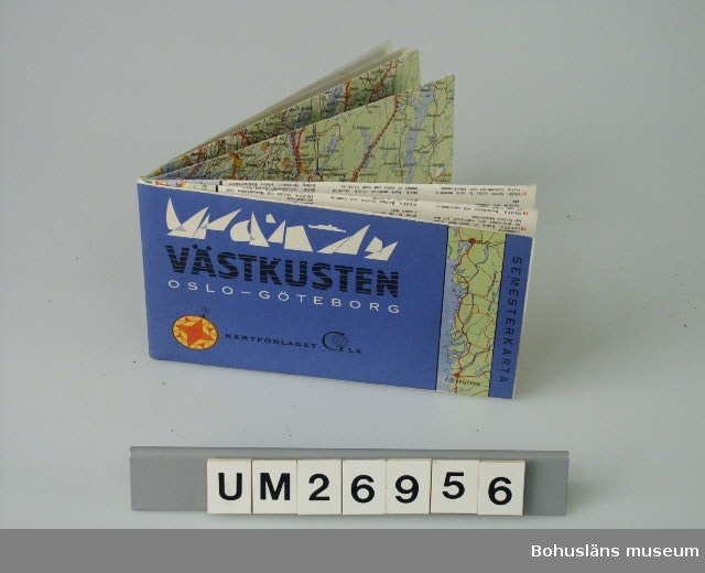 Ett ihopvikt kartblad av papper med tryck på ena sidan. En del av  bladet utgör fram/baksida när det är ihopvikt.
Framsidans utseende: Till höger vertikalt skrivet "SEMESTERKARTA" och en långsträckt kartbild i ljusgrönt/ljusblått/rött som visar kuststräckan Göteborg - Oslo. Bottenfärgen på resten av kartan är blått,  överst finns bilder av stiliserade segel och ett fartyg i vitt, därunder i svart med blå vågmönster tetxen: "VÄSTKUSTEN" och i vitt "OSLO
 - GÖTEBORG". Nederst: En kompassros i rött och gult samt text med svart "KARTFÖRLAGET GLA" (med en jordglob i G-et).
På baksidan text på svenska, engelska, tyska. Textens lydelse på svenska: "Semesterkarta Västkusten OSLO - GÖTEBORG
För bilister och semesterfirare på Sveriges Riviera. För färder på snabba huvudleder eller idylliska småvägar. Med markeringar av de vackraste vägsträckorna, de intressantaste naturscenerierna och de  mest lockande sevärdheterna. Med beskrivande text på svenska, engelska  och tyska. Tecken för hotell, motell, pensionat, campingplatser, fri-  luftsbad m.m. Vägnummer och kilometeravstånd samt vägnätet i minsta  detalj. Skala 1:300 000. Tryckt i sex färger."
Nederst endast på svenska: "GENERALSTABENS LITOGRAFISKA ANSTALT STOCKHOLM 1966 Framställd i samarbete med de lokala turistorganisationerna och Svenska turistföreningen (samt STF:s märke)".
I nedre vänstra hörnet påklistrad prisetikett "7.75".
Det uppvikta kartbladet är delat på längden i en kartdel och en textdel utom överst där kartsymbolerna förklaras.