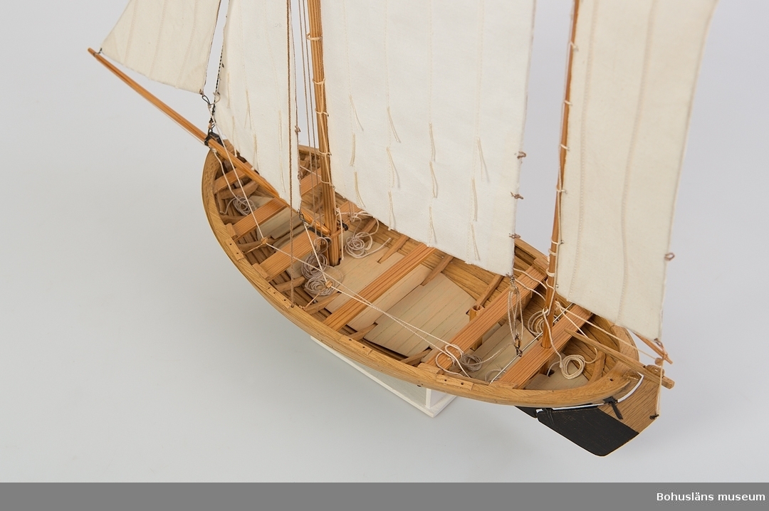Modell av kåg, rundgattad klinkbyggd öppen segelbåt, vanligen ca 20 fot lång. Riggad med sprisegel, toppsegel, fock, klyvare samt mesansegel (råsegel).