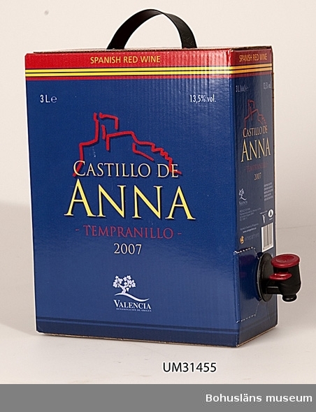 Tom förpackning för lådvin, boxvin eller bag-in-box-vin för tre liter vitt vin av märket  Castillo de Anna
Blå papperslåda innehållande tom plastpåse med tappkran av plast.
Bärhandtag av svart  plast.
Grafisk röd bild på långsidorna, bl.a.  med texten:
SPANISH  RED WINE
CASTILLO DE
ANNA
TEMPRANILLO
2007
VALENCIA
DENOMINACION DE ORIGEN
13 % VOL 3 LITRES
På kartongens undersida beskrivs i text och bild hur lådan öppnas och kranen tas fram.