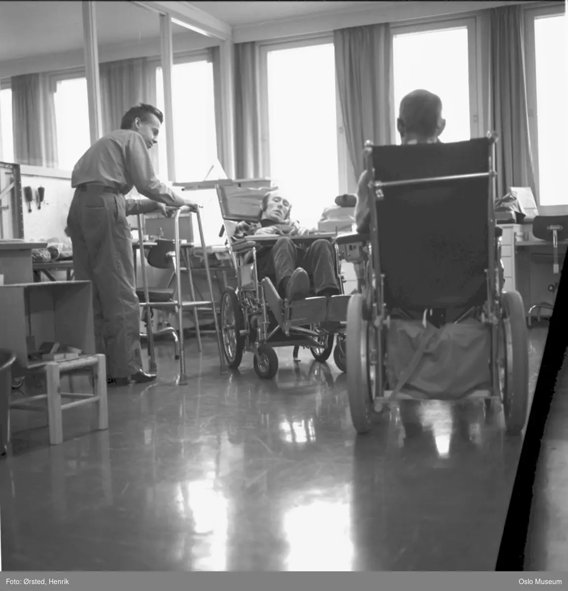 Sunnaas sykehus, interiør, menn3, pasienter, rullestoler, gåstol