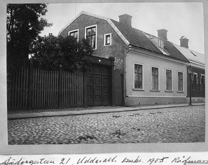 "Södergatan 21 Uddevalla, omkr 1905. Rådman E. Nyborgs fastighet"