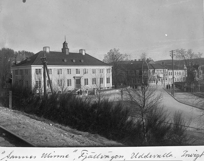 Text på kortet: "Sannes Minne, Fjällvägen, Uddevalla. Invigt år 1921. Utrymt för rivning år 1970-71".