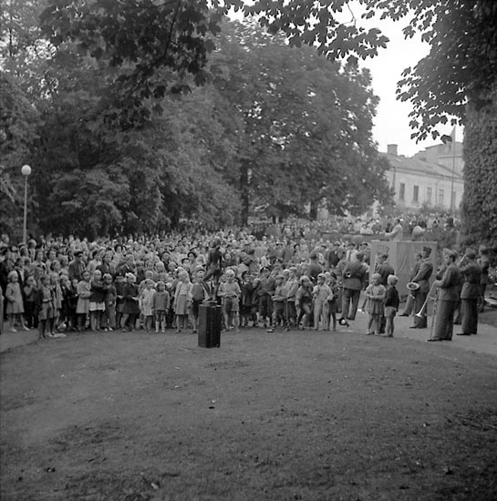 Vid invigningen av bronsskulpturen "Vera" i Hasselbacken, Uddevalla, den 20/9 1949.