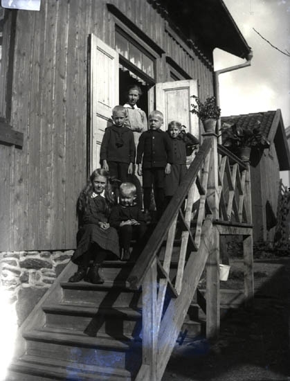 Familjen på trappan omkring 1916.