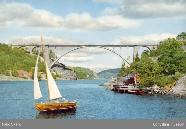Tryckt text på kortet: "Svinesundsbron. Nord-Europas högsta bro, höjd 67m.ö.h.".
"Förlag: Firma. H. Lindenhag, Göteborg".