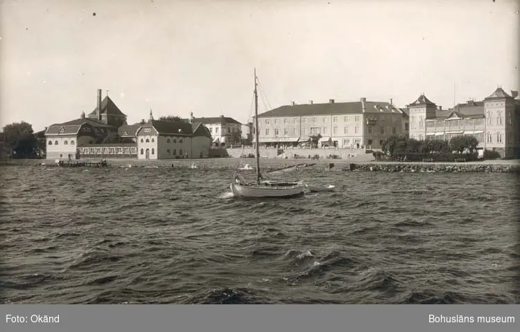 Noterat på kortet: "Strömstad."
"Strandpromenaden m. varmbads - o. Societetshuset.