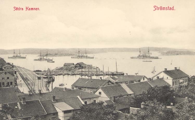 Tryckt text på kortet: "Södra Hamnen. Strömstad."
"Larssons Bokhandel, Strömstad."