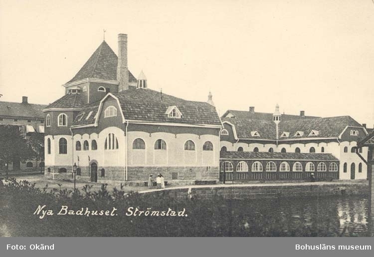 Tryckt text på kortet: "Nya Badhuset. Strömstad."
"Frida Dahlgren, Garn- & Kortvaruaffär."