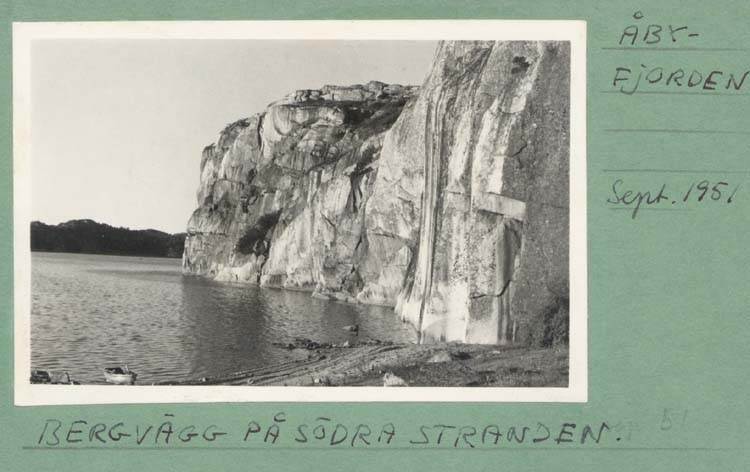 Noterar på kortet: "Åbyfjorden."
"Bergvägg på södra stranden."
