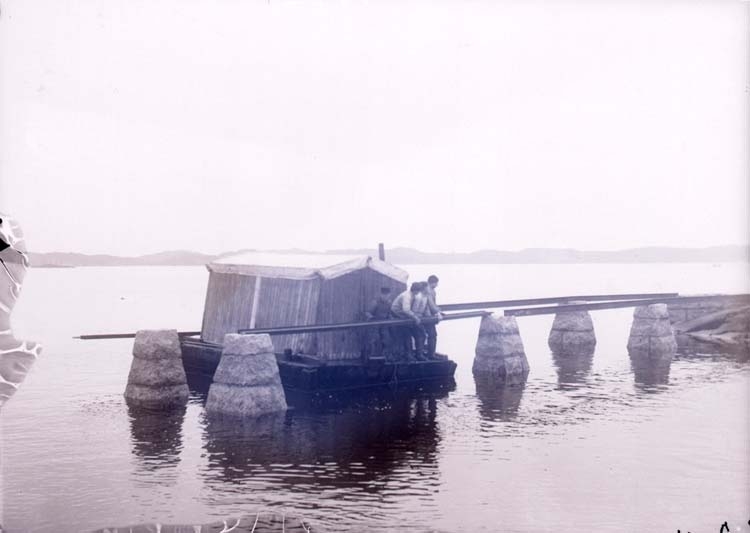 Enligt text som medföljde bilden: "Lysekil. Släggöbron, febr.11".