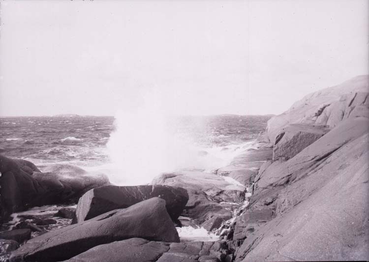Enligt text som medföljde bilden: "Lysekil. Storm vid Stångehufud 12/6 1901."