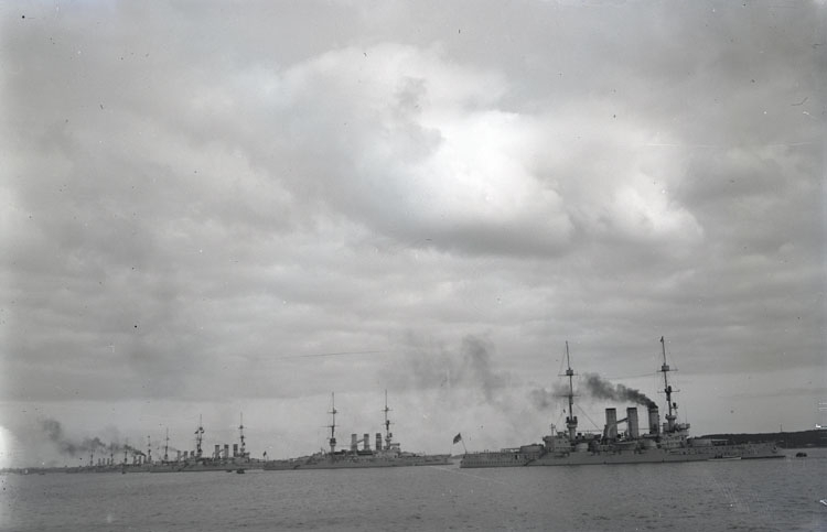 Enligt text som medföljde bilden: "Kiel. Hamnen (Slagskepp) 24/9 1913."