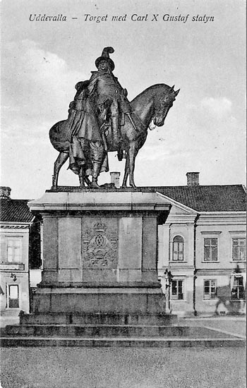 Tryckt text på vykortets framsida: "Torget med Carl X Gustafs statyn Uddevalla".