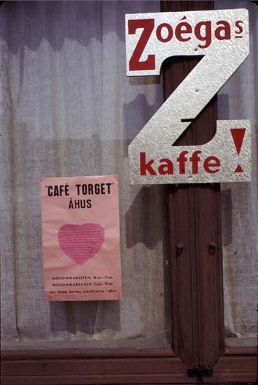 Reklamskylt för Zoégas kaffe och affisch för kafé på torget i Åhus