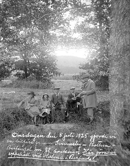 Johans text på fotot: "Onsdagen den 8 juli 1925 gjorde vi en bilfärd genom 
Svenneby - Bottna - Berfendal m.fl. socknar. Här göra vi uppehåll vid Holma
i Berfendal."