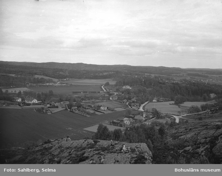 Enligt medföljande noteringar: "Utsikt från Gubbens Näsa där Munkedals Herrgård syns ungefär på mitten."