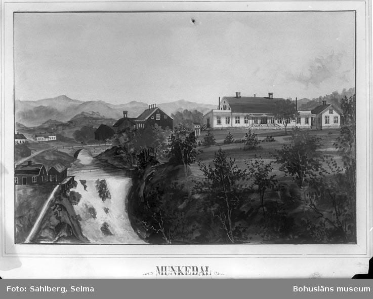 Text som medföljde bilden: "Munkedals Herrgård. Oljemålning från 1870-75."

Text på bilden: "Munkedal".
