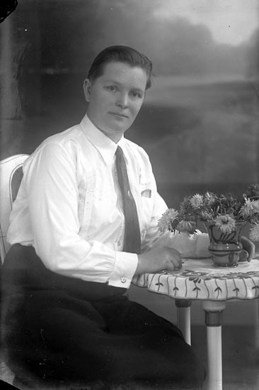 Enligt fotografens journal nr 4 1918-1922: "Olsson, Ellen Fjällebro Hjälteby".