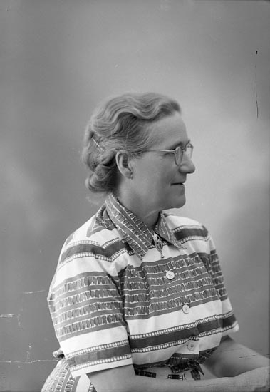 Enligt fotografens journal nr 7 1944-1950: "Kihlman, Fru Karin Karl Gustafsg. Gbg".