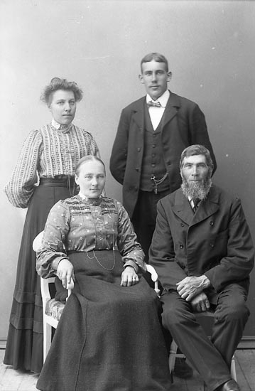 Enligt fotografens journal nr 1 1904-1908: "Larsson, Anders Håby Jörlanda".