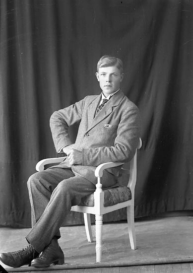 Enligt fotografens journal nr 3 1916-1917: "Mattsson, John Anvik Spekeröd".