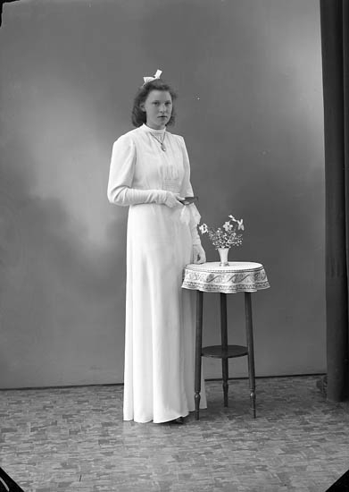 Enligt fotografens journal nr 6 1930-1943: "Olsson, Ellen Kärr Stenungsund".