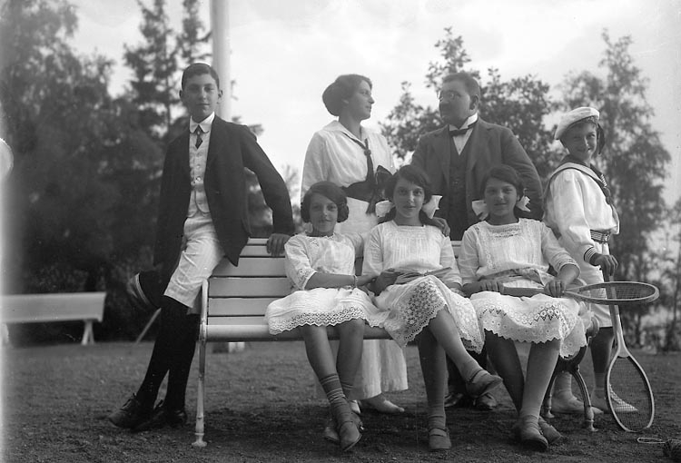Enligt fotografens journal Lyckorna 1909-1918: "Kaplan, Familjen Lyckorna".