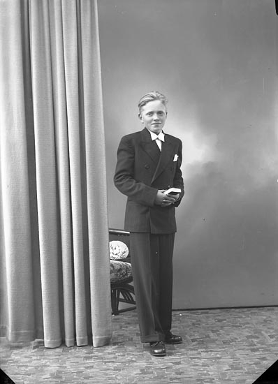 Enligt fotografens journal nr 6 1930-1943: "Svensson, Lennart Källsby Jörlanda".