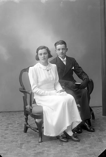Enligt fotografens journal nr 6 1930-1943: "Ivarsson, Henrik o Inger, Pilgården Här".