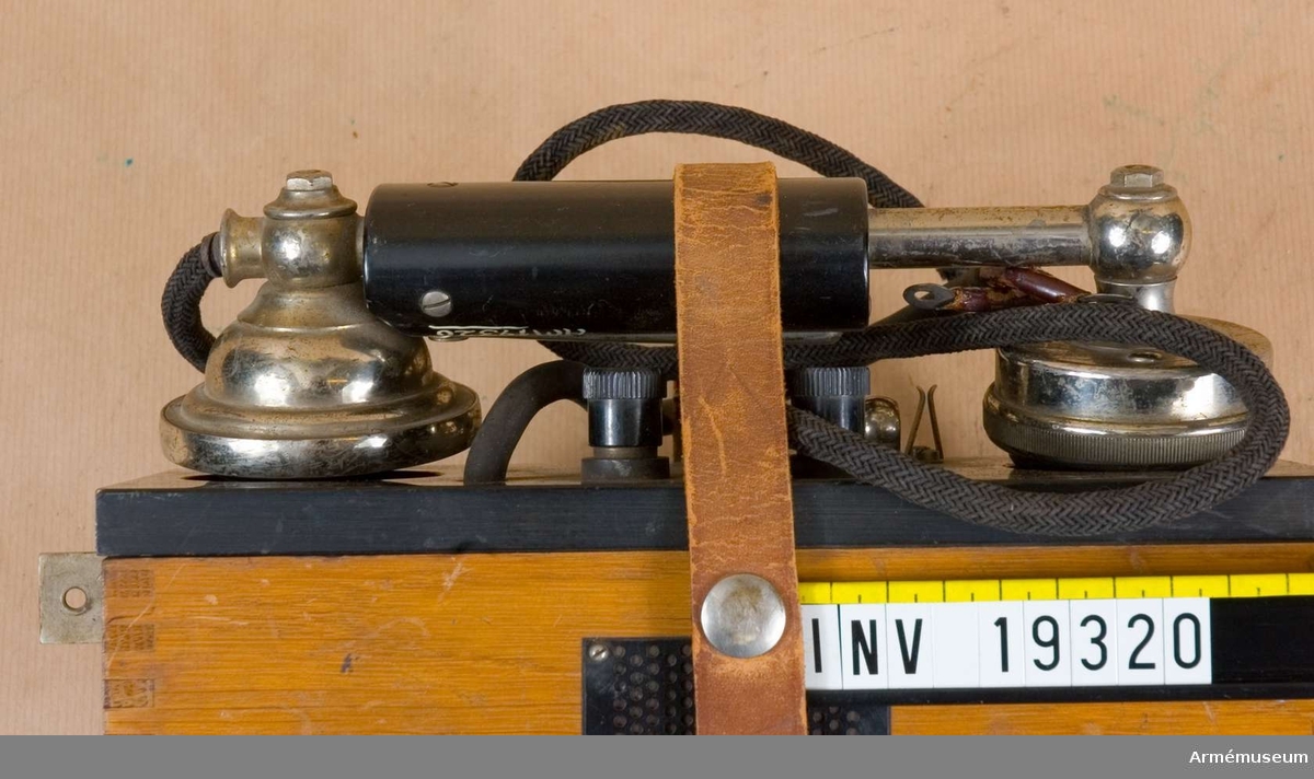 Väggtelefonapparat, 1930-tal.
Uppgifter på typ och modellår saknas. Telefonapparaten har tillhört Radiotjänsts tekniska avdelning. Märkt: Telefon A-B.L.M. Ericsson Stockholm. Induktorvev och batteri saknas.