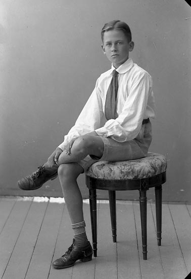 Enligt fotografens journal nr 4 1918-1922: "Ahlsell, Gösta Ön".