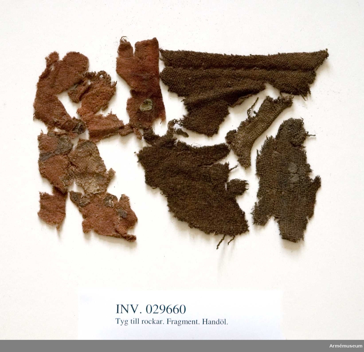 Grupp C I
Karolinerfynd från Handöl. Rödbruna och mörkbruna fragment med rester av jord.

Samhörande fynd: AM.11462-3, 29660-75