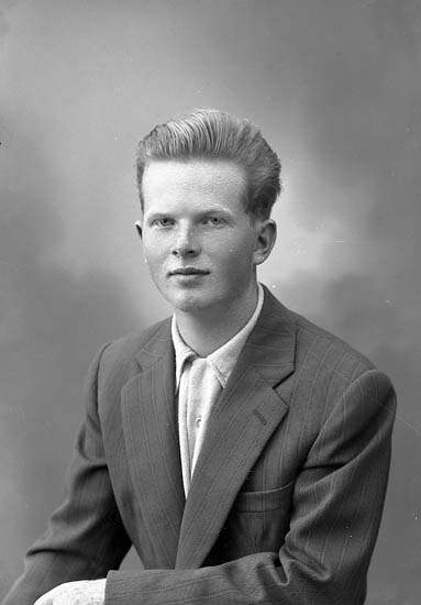 Enligt fotografens journal nr 8 1951-1957: "Lindqvist, Herr Rolf Stenungsund".
