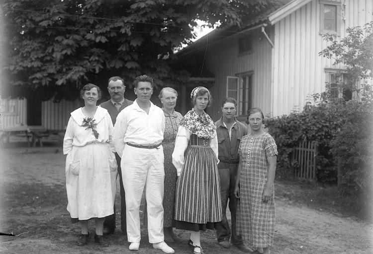 Enligt fotografens journal nr 5 1923-1929; "Barnkolonien i Uppegård på gården".
Enligt fotografens notering: "Barnkolonien Uppegård, magister Tillman".