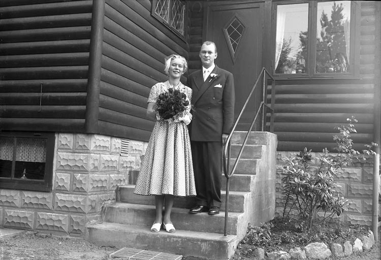 Enligt fotografens journal nr 8 1951-1957: "Söderqvist, Brudpar Stenungsund".
Enligt fotograrens notering: "Furuliden 3, Stenungsund. Kerstin och Lars, Bruden hade själv sytt sin klänning".