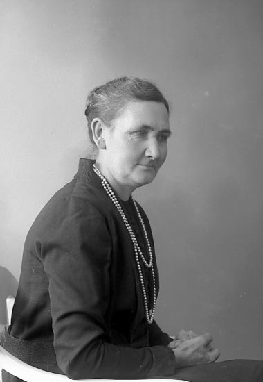 Enligt fotografens journal nr 5 1923-1929: "Larsson, Fru Gerda Mjösund Ödsmål".