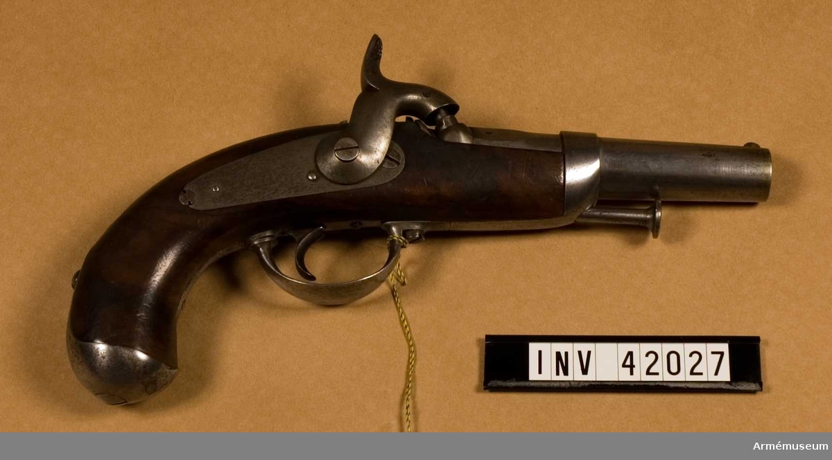 Grupp E III.

Räfflad slaglåspistol från 1800-talets mitt, förändrad. Saknar tillverkningsnummer. Otydliga kontrollstämplar.