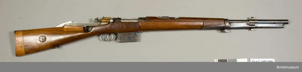 Grupp E IV e.
Halvautomatgevär. Försöksmodell 1907. Gevärets ursprungliga nummer "203935". 
Gjord av ett gevär m/1896. 1940-tal.