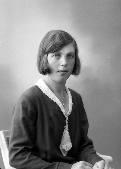 Enligt fotografens journal nr 6 1930-1943: "Berntsson, Judit Dal Ucklum".