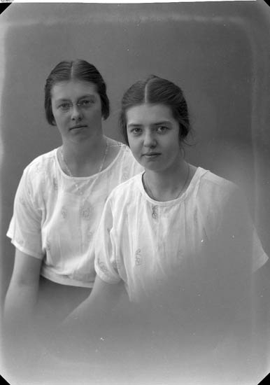 Enligt fotografens journal nr 5 1923-1929: "Franck, Maja och Rut".