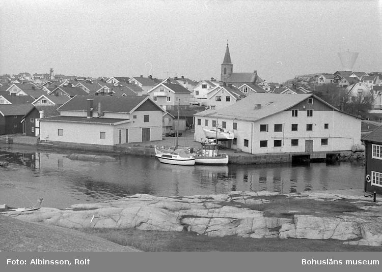 Enligt fotografens noteringar: "Från Nordmanshuvud, före detta Hällers räkor, byggnaderna."

Fototid: 1996-04-03.
 1996-04-04.
 1996-04-05.