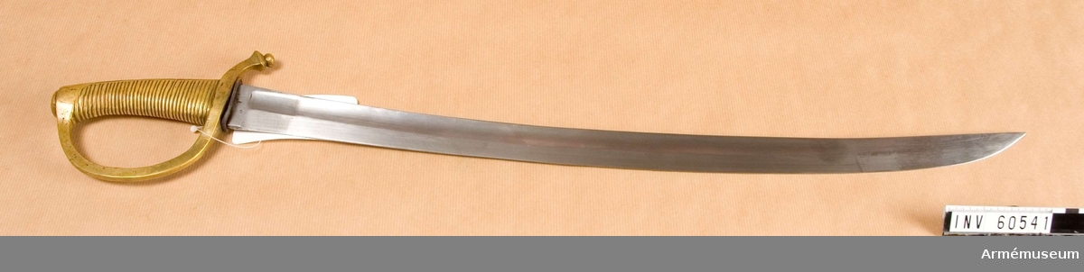 Grupp D II.

Klingan är krökt och skålslipad från fästet till 15 cm från spetsen, samt eneggad. 
Upptill på yttersidan förekommer några otydliga, delvis bortslipade stämplar.