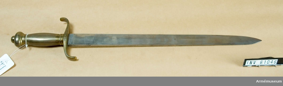 Grupp D II.
För gardeskårens infanteri.
Dylika huggare "af ny modell "hade införts redan 1848. Klingans bredd upptill är 35 mm. Kniven är märkt K A R 2, 108 FW  med en krona 57. Klingan är märkt (GWB).